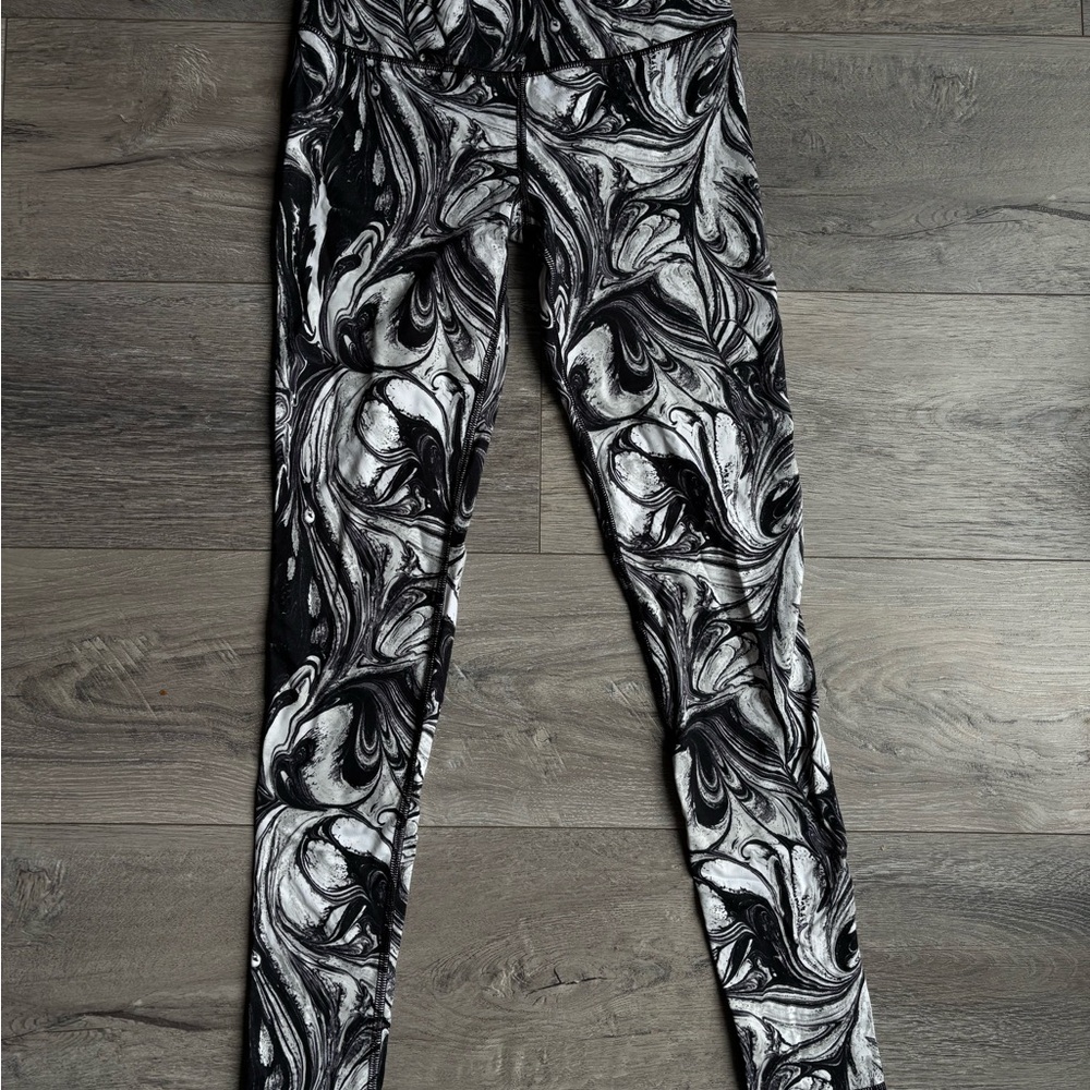 Victoria’s Secret Black & White Marble Print Jeggings